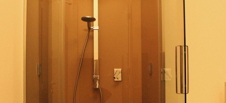 Doccia con pareti in legno caldo