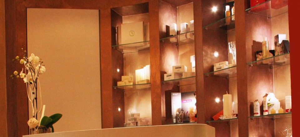 Mensole illuminate con i prodotti alla reception