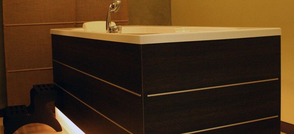 Vasca per idroterapia in legno scuro